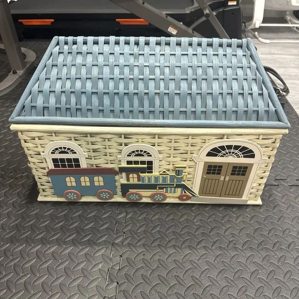 Vintage Cottage House Shaped Wicker Basket Storage Hamper *